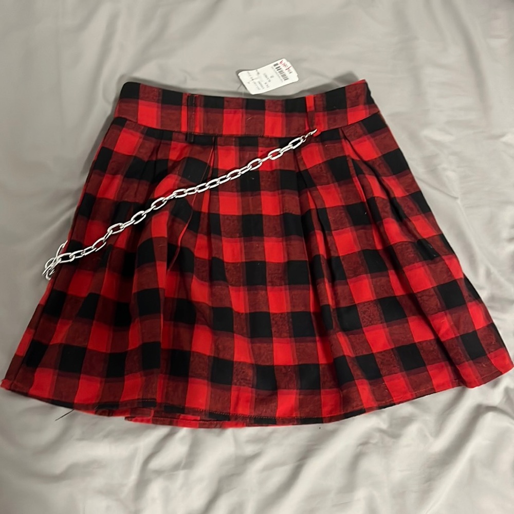 NWT red plaid pleated skirt with chain